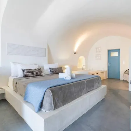 Euphoria * Fira (Santorini)